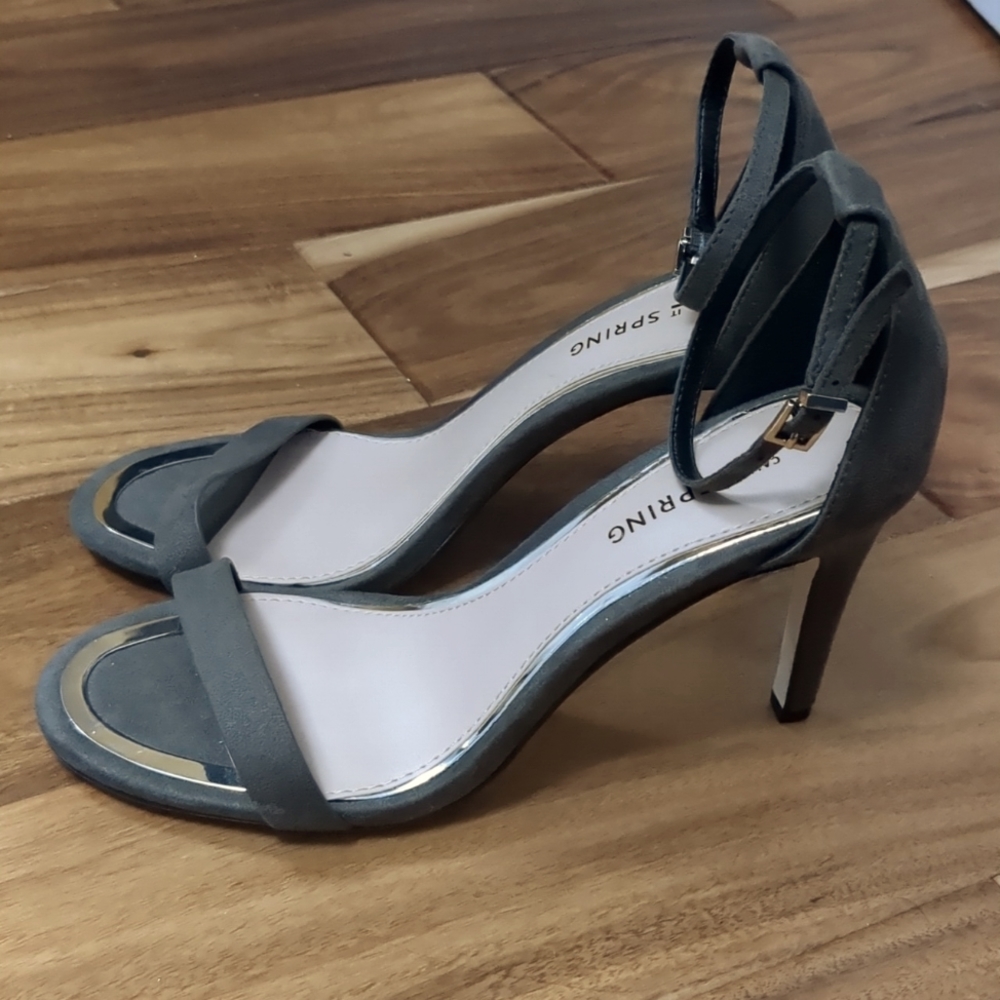 NEW with tag. High heels, Dark army green color. Call it Spring. Size 6.